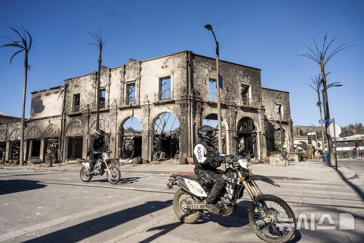 [퍼시픽 팰리세이즈=AP/뉴시스] 12일(현지시각) 화재로 소실된 미국 캘리포니아 퍼시픽 팰리세이즈 한 상가 건물. 2025.01.13.