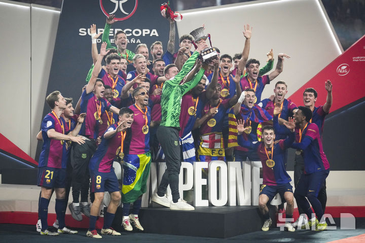 [제다=AP/뉴시스] FC 바르셀로나 선수들이 지난달 13일(현지 시간) 사우디아라비아 제다의 킹 압둘라 스포츠시티에서 열린 2025 수페르코파 데 에스파냐(스페인 슈퍼컵) 정상에 올라 트로피를 들고 환호하고 있다. 바르셀로나는 결승전에서 레알 마드리드를 5-2로 꺾고 15번째 우승을 차지했다. 2025.01.13.