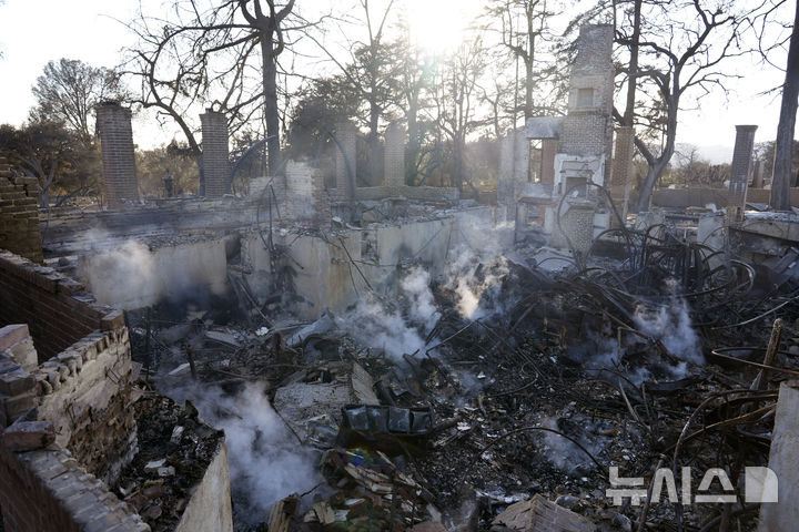 [알타데나=AP/뉴시스] 12일(현지 시간) 미국 캘리포니아주 알타데나에 위치한 한 학교가 불에 타 있다. 2025.01.13.