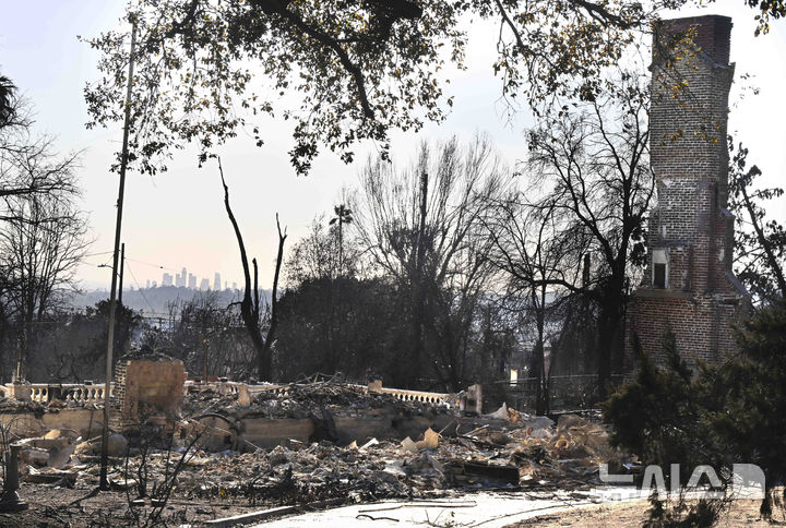 [알타데나=AP/뉴시스] 12일(현지 시간) 미국 캘리포니아주 알타데나에서 이튼 화재로 주택이 불에 타 잔해만 남아 있다. 2025.01.13.