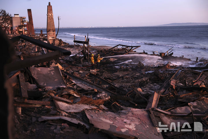 [캘리포니아=AP/뉴시스] 12일(현지 시간) 미국 캘리포니아주 말리부에서 팰리세이즈 화재가 발생해 소방대원들이 화재 진압을 하고 있다. 2025.01.13.