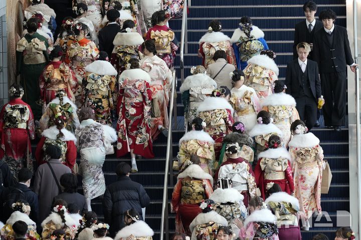 [요코하마=AP/뉴시스] 13일(현지 시간) 일본 요코하마에서 열린 성년의 날 기념식에 기모노 차림을 한 여성들과 검은색 정장을 입은 남성들이 참석하고 있다. 2025.01.14.