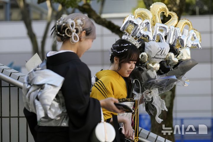 [요코하마=AP/뉴시스] 13일(현지 시간) 일본 요코하마에서 열린 성년의 날 기념식에 기모노 차림을 한 여성들이 참석하고 있다. 2025.01.14.