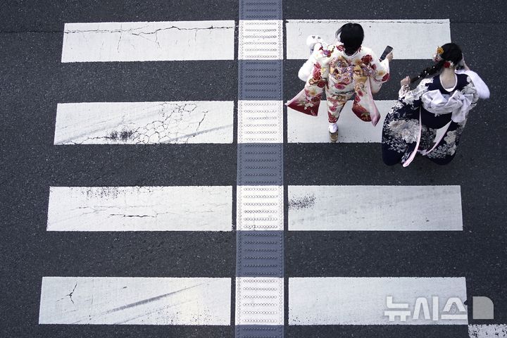 [요코하마=AP/뉴시스] 13일(현지 시간) 일본 요코하마에서 열린 성년의 날 기념식에 기모노 차림의 여성들이 참석하고 있다. 2025.01.14.