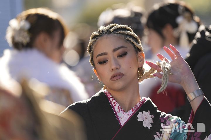 [요코하마=AP/뉴시스] 13일(현지 시간) 일본 요코하마에서 열린 성년의 날 기념식에 기모노 차림을 한 여성이 참석하고 있다. 2025.01.14.