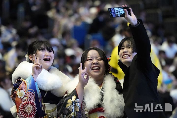[요코하마=AP/뉴시스] 13일(현지 시간) 일본 요코하마에서 열린 성년의 날 기념식에 참석한 기모노 차림의 여성들이 기념촬영을 하고 있다. 2025.01.14.