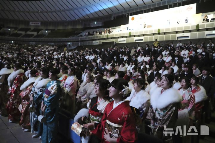 [요코하마=AP/뉴시스] 13일(현지 시간) 일본 요코하마에서 열린 성년의 날 기념식에 참석한 기모노 차림의 여성들. 2025.01.14.