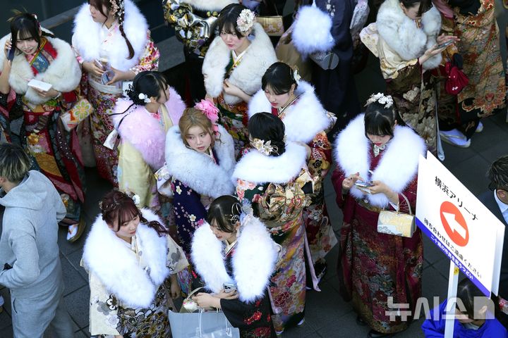 [요코하마=AP/뉴시스] 13일(현지 시간) 일본 요코하마에서 열린 성년의 날 기념식에 기모노 차림의 여성들이 참석해 있다. 2025.01.14.