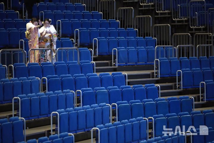 [요코하마=AP/뉴시스] 13일(현지 시간) 일본 요코하마에서 열린 성년의 날 기념식에 참석한 기모노 차림의 여성들이 기념촬영을 하고 있다. 2025.01.14.