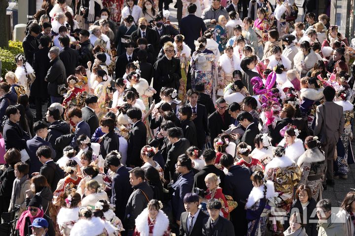 [요코하마=AP/뉴시스] 13일(현지 시간) 일본 요코하마에서 열린 성년의 날 기념식에 기모노 차림을 한 여성들과 검은색 정장을 입은 남성들이 참석하고 있다. 2025.01.14.