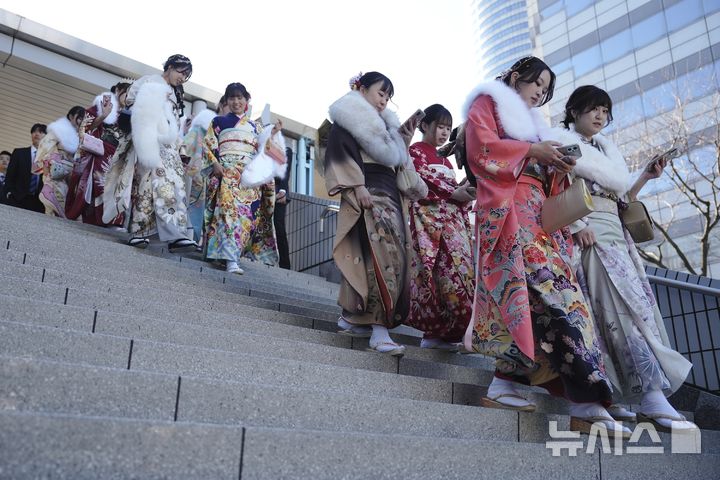 [요코하마=AP/뉴시스] 13일(현지 시간) 일본 요코하마에서 열린 성년의 날 기념식에 기모노 차림을 한 여성들이 참석하고 있다. 2025.01.14.
