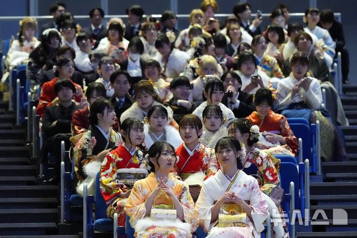 [요코하마=AP/뉴시스] 13일(현지 시간) 일본 요코하마에서 열린 성년의 날 기념식에 기모노 차림을 한 여성들이 참석하고 있다. 2025.01.14.