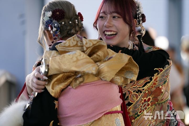 [요코하마=AP/뉴시스] 13일(현지 시간) 일본 요코하마에서 열린 성년의 날 기념식에 기모노 차림을 한 여성들이 참석하고 있다. 2025.01.14.