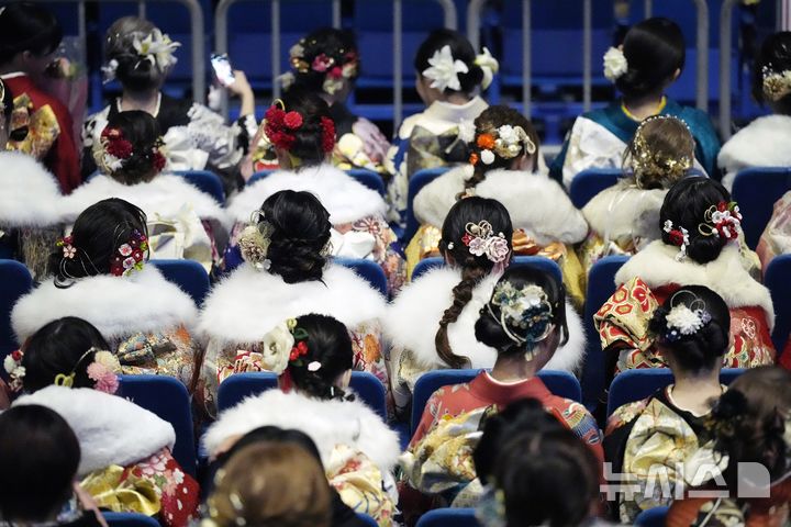 [요코하마=AP/뉴시스] 지난 1월 13일(현지 시간) 일본 요코하마에서 열린 성년의 날 기념식에 기모노 차림을 한 여성들이 참석하고 있다. 2025.12.04.