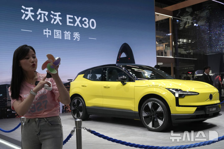[AP/뉴시스] 지난해 4월 베이징 신차전시장에 나온 볼보 전기차 SUV. 