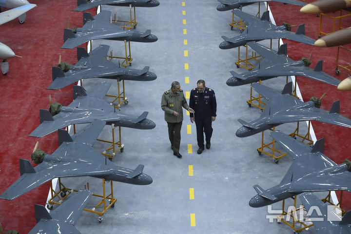 [AP/뉴시스] 이란 국방부가 지난 1월 제공한 사진에 압돌라힘 무사비 이란군 총사령관(왼쪽)과 아지즈 나시르자데 국방장관이 미상의 장소에서 대화하고 있다. (사진=뉴시스DB). 이란 정부는 유엔에 이스라엘과 미국의 최근 이란 핵시설과 민간 주거지 폭격을 이유로 "침략국"으로 처벌해 줄 것을 촉구했다.&nbsp; 2025.06.30.