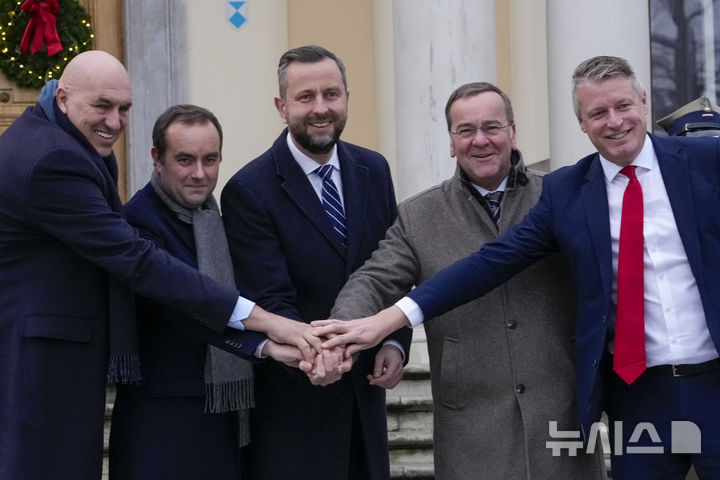 [헬레노프=AP/뉴시스] 13일(현지 시간) 폴란드 바르샤바 근교 헬레노프에서 방위 계획 조율과 우크라이나 지원 방안 논의를 위한 북대서양조약기구(NATO·나토) 5개국 국방장관 회의가 열려 참가자들이 포즈를 취하고 있다. 왼쪽부터 귀도 크로세토 이탈리아 국방장관, 세바스티앙 르코르뉘 프랑스 국방장관, 브와디스와프 코시니아크-카미시 폴란드 국방장관, 보리스 피스토리우스 독일 국방장관, 루크 폴라드 영국 국방차관. 2025.01.14.