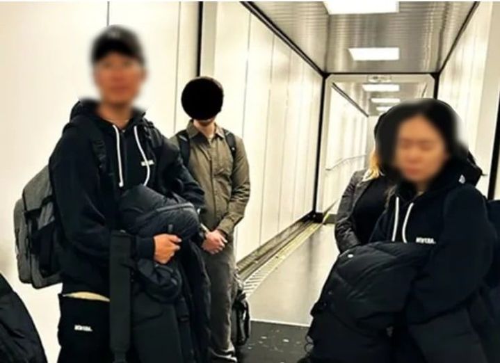 [서울=뉴시스] ICE는 최근 공식 홈페이지에 지난해 12월20일 한국으로 송환된 깡통 전세사기 피의자 40대 남모씨와 최모씨 부부의 추방 당시 사진을 공개했다. (사진= ICE 홈페이지 갈무리) *재판매 및 DB 금지