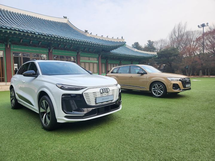 [서울=뉴시스] (왼쪽부터) 더 뉴 아우디 Q6 e-트론, 더 뉴 아우디 Q7이 서울 신라호텔에 전시된 모습. (사진=이창훈 기자) 2025.01.13 photo@newsis.com *재판매 및 DB 금지 *재판매 및 DB 금지