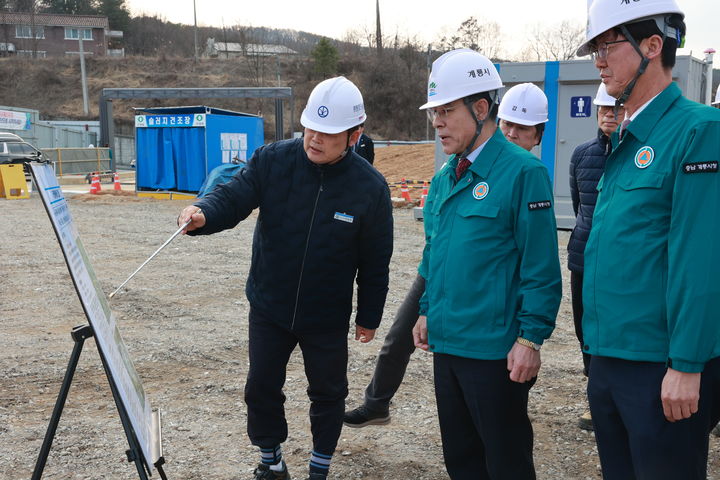 [계룡=뉴시스]계룡시가 2년 연속 정부가 선정한 지역안전지수 우수지역으로 선정됐다. 이응우 시장이 공사현장에서 관계자로부터 설명듣고 있다. (사진=계룡시 제공). 2025. 01. 13 photo@newsis.com *재판매 및 DB 금지