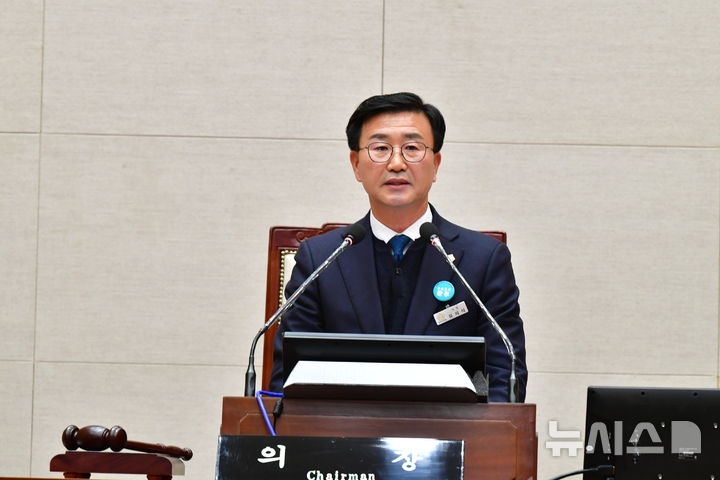 [완주=뉴시스] 유의식 완주군의회 의장이 2025년 첫 임시회 개회를 알리고 있다. 2025.01.13 *재판매 및 DB 금지