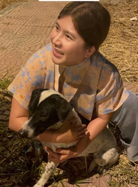 [서울=뉴시스]태국의 한 여성이 새해맞이 폭죽 구경을 갔다가 만난 강아지를 안아주는 따뜻한 모습이 화제가 되고 있다.(사진=틱톡) *재판매 및 DB 금지