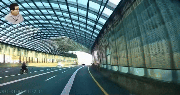 [서울=뉴시스] 부산에서 초등학생들이 전기자전거를 타고 고속도로를 주행하는 모습이 포착됐다. (사진=유튜브 채널 '한문철 TV') *재판매 및 DB 금지