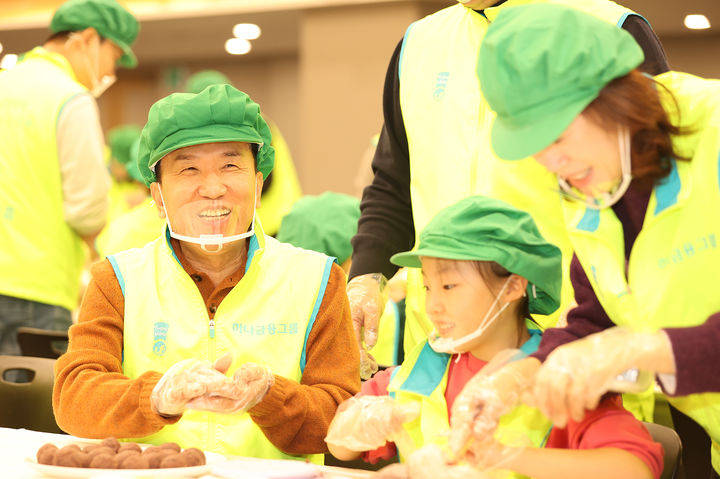 11일 서울 중구 하나금융그룹 명동사옥에서 '설맞이 전통 떡 나눔 봉사활동'에 참석한 함영주 회장(왼쪽)이 직원 자녀와 함께 떡을 만들고 있다.(사진=하나금융그룹 제공) *재판매 및 DB 금지