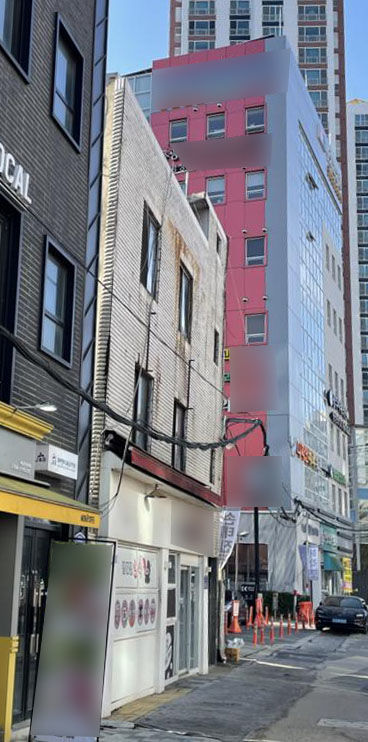 [광주=뉴시스] 광주 남구는 지난해 12월13일 남구 방림동 한 건물이 기울었다는 민원이 접수돼 조치에 나섰다고 13일 밝혔다. (사진 = 광주 남구 제공) 2024.01.13. photo@newsis.ocm *재판매 및 DB 금지