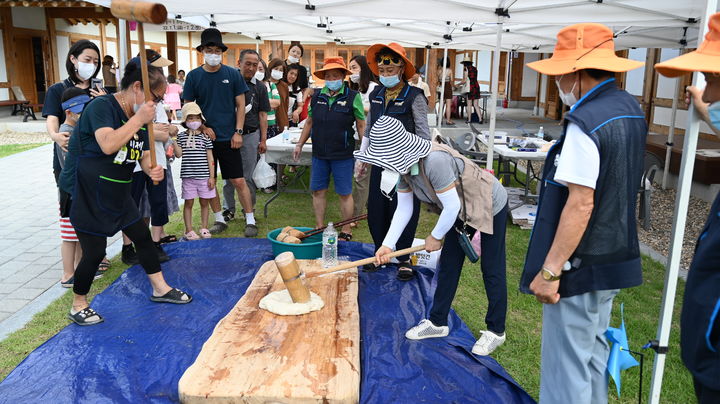 옥천전통문화체험관 떡메치기 체험(사진=옥천군 제공) *재판매 및 DB 금지