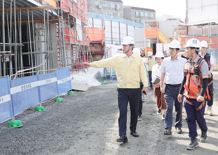 [인천=뉴시스] 이영훈 미추홀구청장이 미추홀구 숭의3구역 집중안전점검을 실시하고 있다. (사진=미추홀구 제공) 2025.01.13. photo@newsis.com *재판매 및 DB 금지