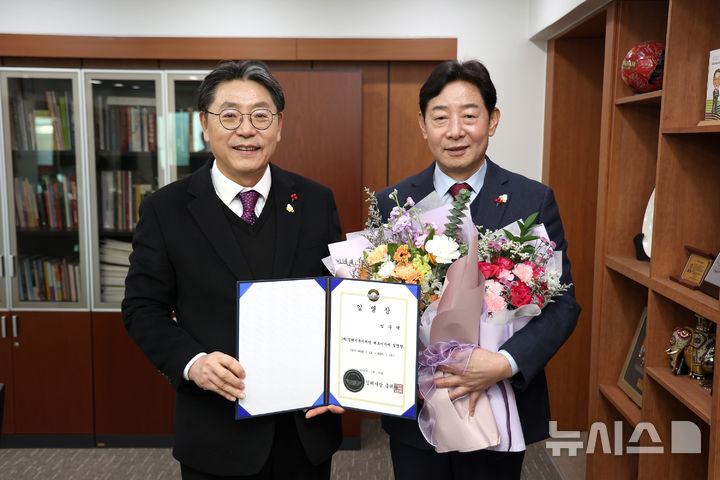 [김해=뉴시스] 임주택 김해시복지재단 대표이사 취임(사진 오른편). (사진=김해시 제공) 2025.01.13. photo@newsis.com