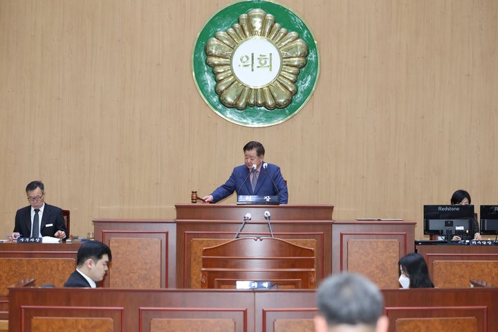 [고성(경남)=뉴시스] 신정철 기자= 경남 고성군의회(의장 최을석)는 13일, 제299회 임시회를 개회하고 9일간의 의정활동에 돌입했다.사진은 고성군의회 제299회 임시회 개회 모습.(사진=고성군의회 제공).2025.01.13. photo@newsis.com *재판매 및 DB 금지