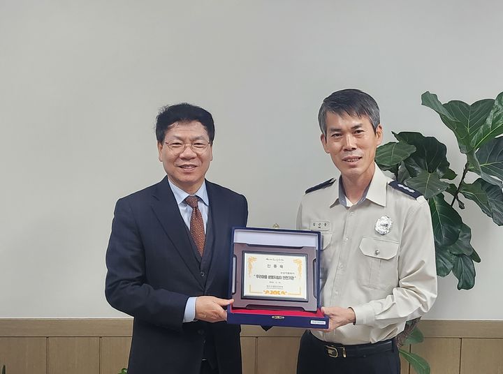 [대구=뉴시스] 대구 수성소방서는 13일 수성아트피아를 찾아 '우리 마을 생명지킴이 안전 가게' 인증패를 전달했다. (사진 = 대구 수성소방서 제공) 2025.01.13. photo@newsis.com *재판매 및 DB 금지