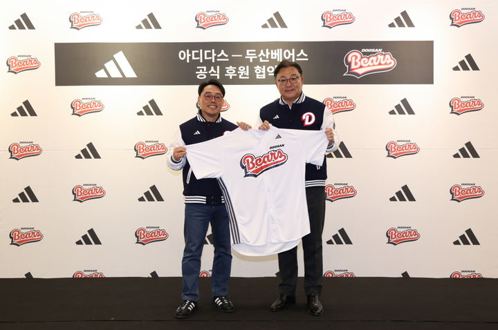 [서울=뉴시스] (왼쪽부터) 아디다스코리아 피터곽 대표, 두산베어스 고영섭 사장(사진=아디다스코리아 제공) *재판매 및 DB 금지