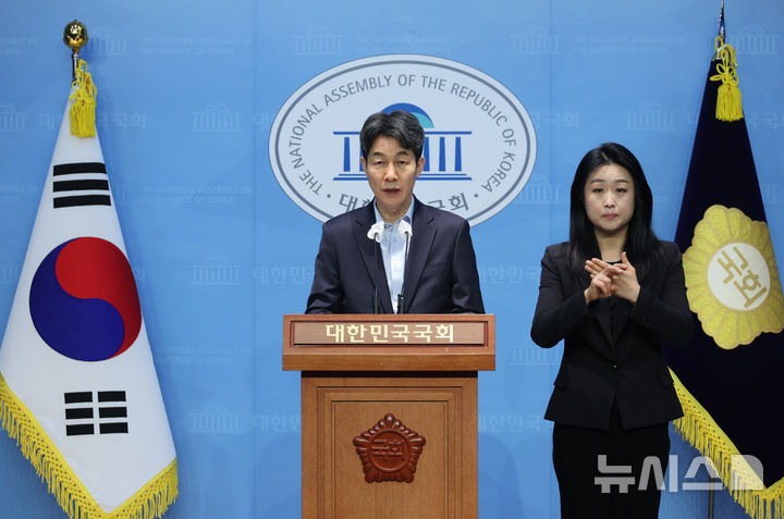 [서울=뉴시스] 고승민 기자 = 윤건영 더불어민주당 의원이 13일 서울 여의도 국회 소통관에서 경호처 내부 제보 관련 기자회견을 하고 있다. 2025.01.13. kkssmm99@newsis.com