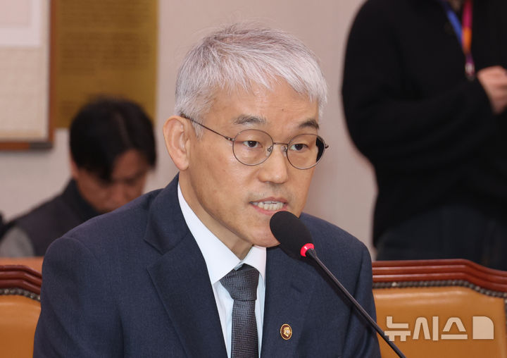 [서울=뉴시스] 고승민 기자 = 천대엽 법원행정처장이 13일 서울 여의도 국회에서 윤석열 정부의 내란-외환 행위의 진상규명을 위한 특별검사 임명 등에 관한 법률안을 안건으로 열린 제420회 국회(임시회) 법제사법위원회 제4차 전체회의에서 의원 질의에 답하고 있다. 2025.01.13. kkssmm99@newsis.com
