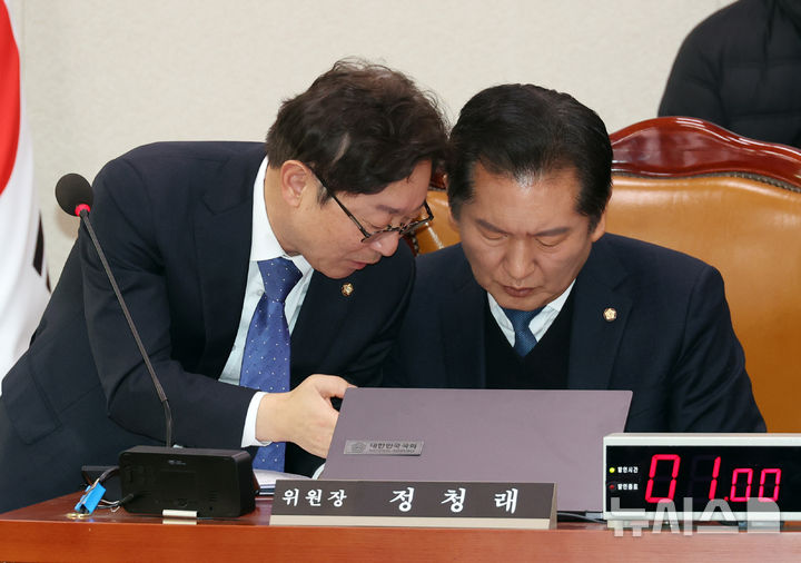 [서울=뉴시스] 고승민 기자 = 정청래 국회 법사위원장과 박범계 민주당 간사가 9일 서울 여의도 국회에서 열린 제420회 국회(임시회) 제5차 본회의,&nbsp; 윤석열 대통령 위헌적 비상계엄 선포 내란혐의 및 제주항공 여객기 참사 진상규명 관련 긴급현안질문에서 대화를 하고 있다. 2025.01.09. kkssmm99@newsis.com