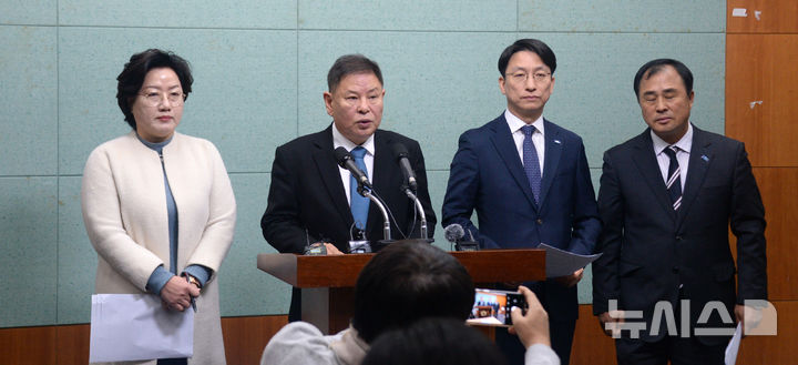[전주=뉴시스] 김얼 기자 = 정도상(왼쪽 두번째) 조국혁신당 전북특별자치도당 위원장을 비롯한 관계자들이 13일 전북 전주시 전북특별차지도의회 기자회견장에서 신년 기자회견을 열고 회견문을 낭독하고 있다. 2025.01.13. pmkeul@newsis.com