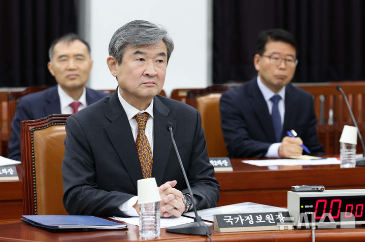 [서울=뉴시스] 국회사진기자단 = 조태용(가운데) 국가정보원장이 13일 오전 서울 여의도 국회 정보위원회 전체회의에 출석해 자리하고 있다. 국회 정보위는 전체회의에서 국정원으로부터 우크라이나 전쟁에서 생포된 북한군 등 전황 등을 보고받았다. 2025.01.13. photo@newsis.com