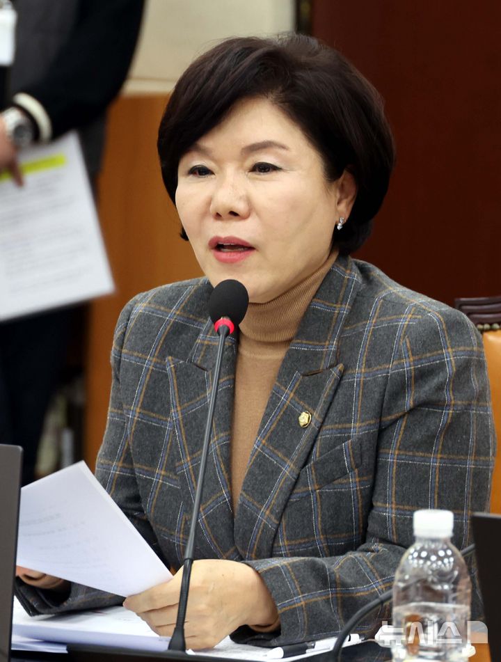 [서울=뉴시스] 조성봉 기자 = 조은희 국민의힘 의원이 13일 오전 서울 여의도 국회에서 열린 행정안전위위원회 전체회의에서 질의를 하고 있다. 2025.01.13. suncho21@newsis.com