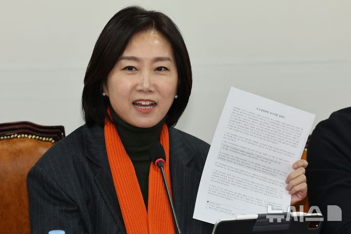 [서울=뉴시스] 권창회 기자 = 허은아 개혁신당 대표가 13일 오전 서울 여의도 국회에서 열린 최고위원회의에서 발언하고 있다. 2025.01.13. kch0523@newsis.com
