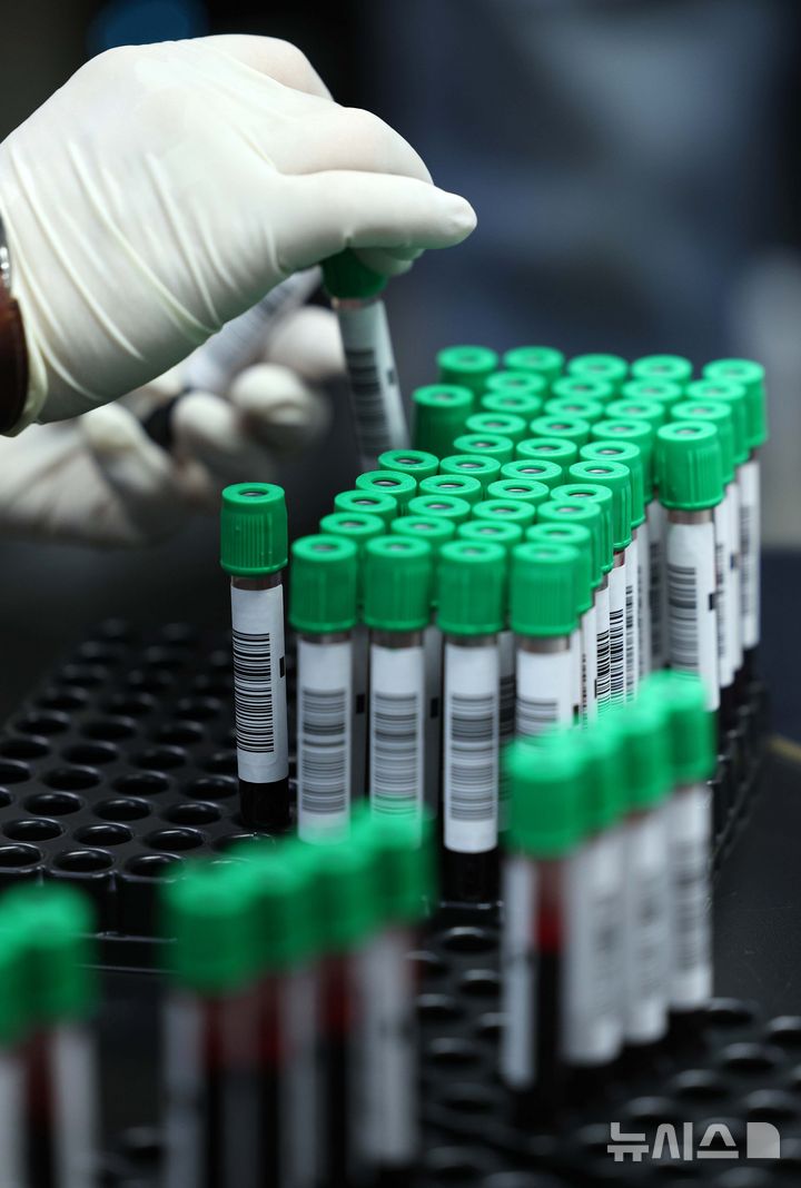 [서울=뉴시스] 고범준 기자 = 의료진이 혈액을 분류하고 있다. (기사 내용과 관련 없습니다. 2025.01.13.) bjko@newsis.com