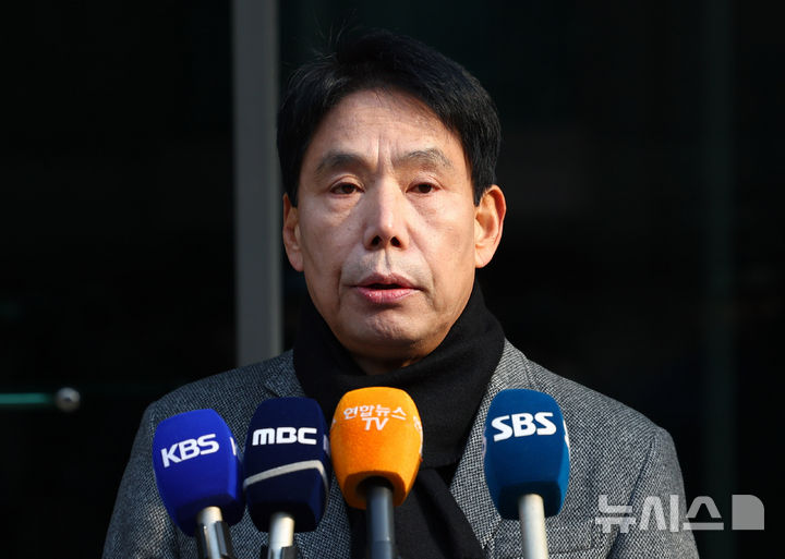 [서울=뉴시스] 전신 기자 = 제55대 대한축구협회장 선거에 출마한 신문선 명지대 초빙교수가 13일 서울 종로구 대한축구협회 앞에서 기자회견을 열고 정몽규 후보의 후보 자격과 관련해 입장을 밝히고 있다. 2025.01.13. photo1006@newsis.com