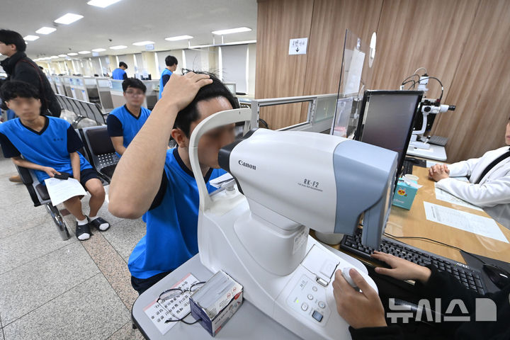 [수원=뉴시스] 김종택 기자 = 2025년도 첫 병역판정검사가 실시된 13일 경기도 수원시 팔달구 경인지방병무청에서 검사 대상자들이 신체검사를 받고 있다. (공동취재) 2025.01.13. photo@newsis.com