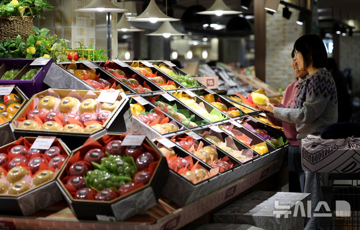 [대구=뉴시스] 이무열 기자 = 시민들이 설맞이 과일 선물세트를 고르고 있다. 2025.01.13. lmy@newsis.com
