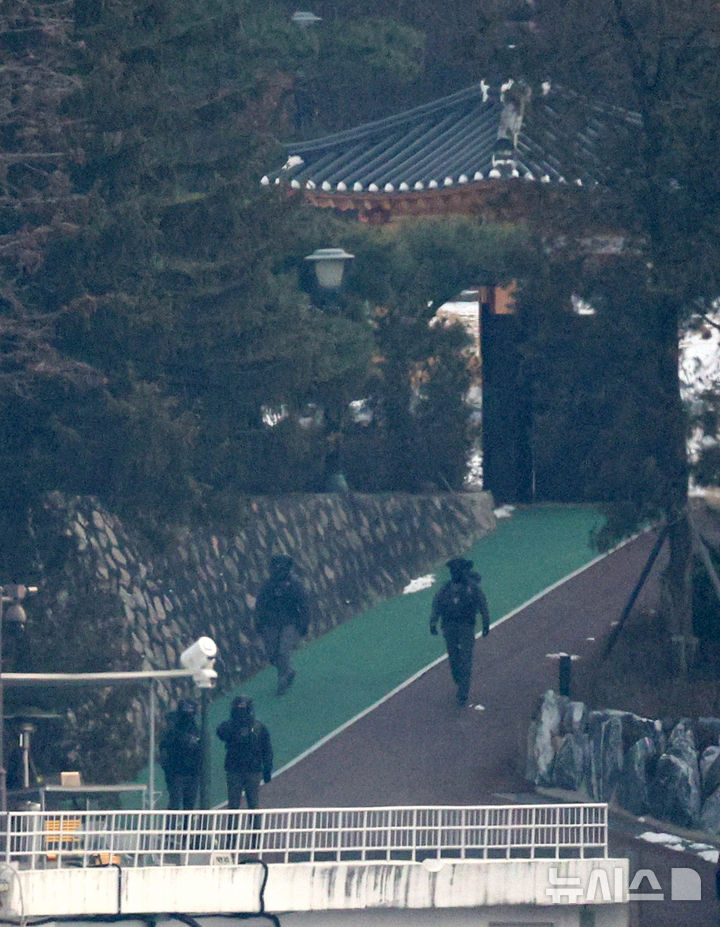 [서울=뉴시스] 김선웅 기자 = 윤석열 대통령에 대한 공수처와 경찰의 2차 체포영장 집행 시도가 임박한 13일 서울 용산구 한남동 대통령 관저에서 전술복과 헬멧을 착용한 경호처 공격대응팀(CAT) 대원들이 이동하고 있다. 2025.01.13. mangusta@newsis.com