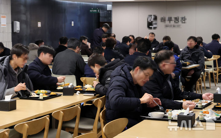 [서울=뉴시스] 이영환 기자 = 13일 서울 시내의 한 구내식당에서 시민들이 점심식사를 하고 있다. 2025.01.13. 20hwan@newsis.com