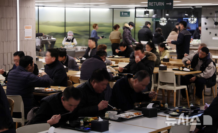 [서울=뉴시스] 이영환 기자 = 13일 서울 시내의 한 구내식당에서 시민들이 점심식사를 하고 있다. 이날 통계청 국가통계포털을 보면 지난해 외식 소비자물가지수는 121.01로 전년(117.38)보다 3.1% 상승했다. 외식 소비자물가지수는 3년 연속 3% 이상 상승세를 보이고 있다. 가성비 좋기로 알려진 편의점 도시락, 삼각김밥등도 가격이 올랐고 직장인들이 주로 이용하는 구내식당 물가도 상승했다. 또한 고물가로 인한 외식 메뉴 가격 상승과 런치플레이션(런치+인플레이션) 현상이 올해에도 지속할 것으로 전망됐다. 2025.01.13. 20hwan@newsis.com