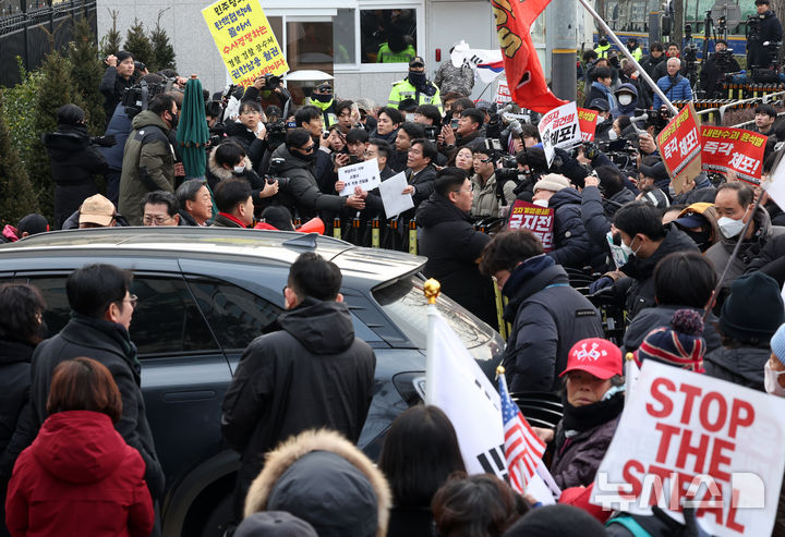 [서울=뉴시스] 김금보 기자 = 차성안 서울시립대 법학전문대학원 교수와 윤석열체포변호사단이 경호처 직원들에게 부당 지시 거부 소명서를 배포하겠다며 13일 오전 서울 용산구 한남동 대통령 관저 입구에 근접하자 일대에 탄핵 찬·반 집회 참가자들이 몰려들며 혼잡을 겪고있다. 2025.01.13. kgb@newsis.com